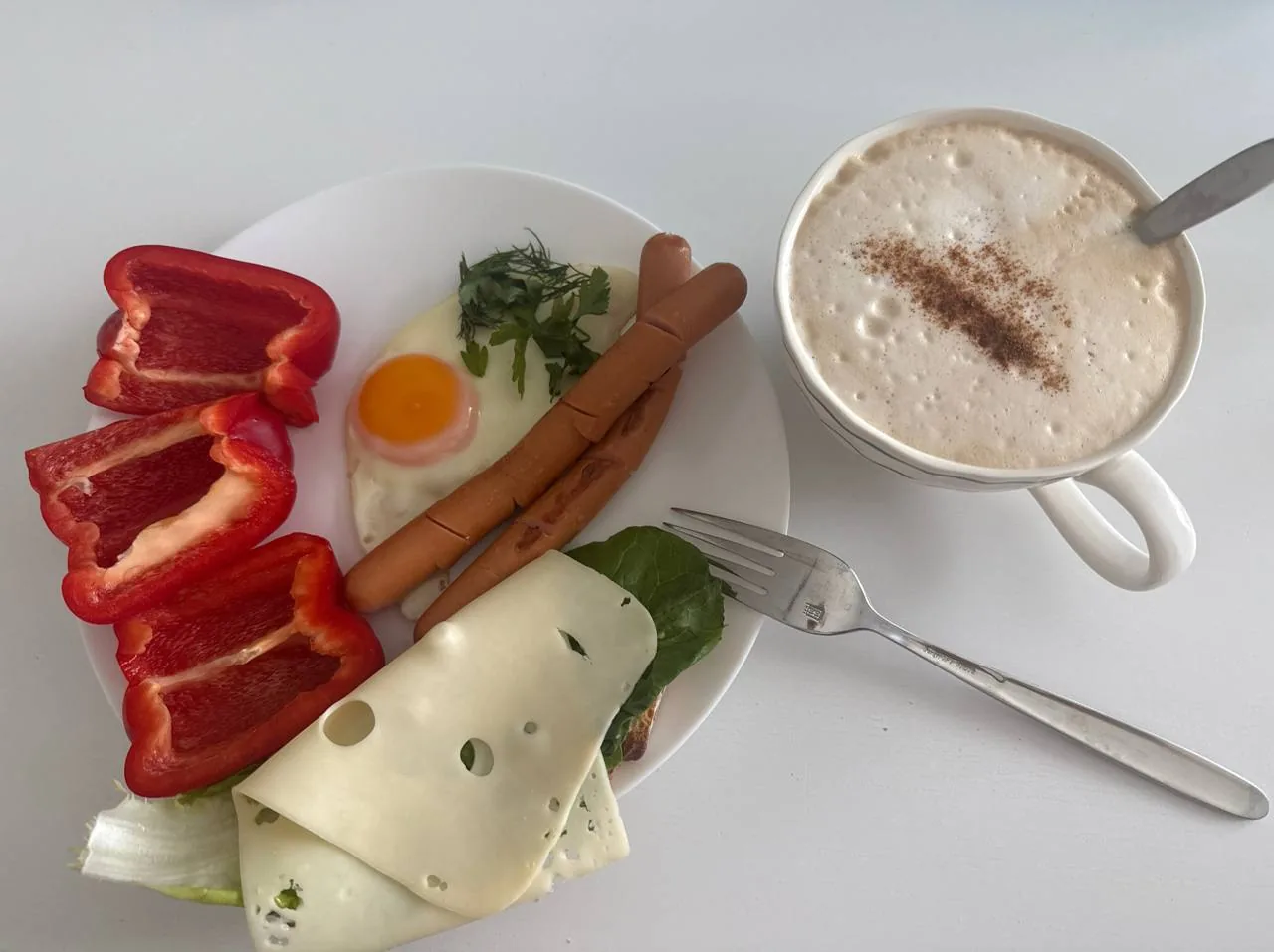 Сніданок з яйцем, ковбасками, сиром, перцем та зеленню, що підходить для кето раціону Сніданок з яйцем, ковбасками, сиром, перцем та зеленню, що підходить для кето раціону