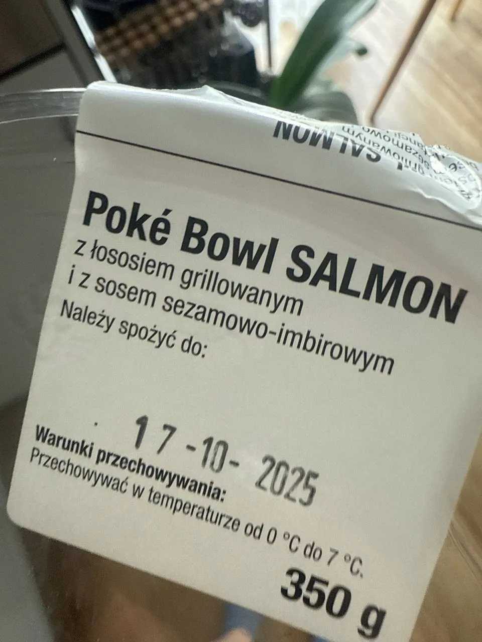 Портретне фото з текстом про страву Poké Bowl, використане як ілюстрація до матеріалів про терапію GLP-1 під наглядом лікаря Портретне фото з текстом про страву Poké Bowl, використане як ілюстрація до матеріалів про терапію GLP-1 під наглядом лікаря