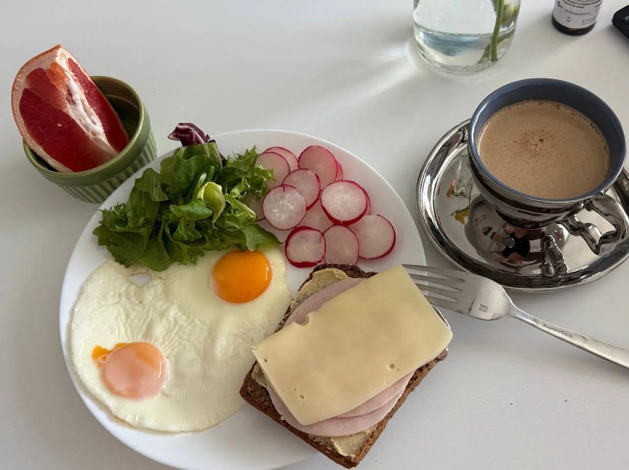 Сніданок з яйцями, овочами, сендвічем, грейпфрутом і кавою як приклад збалансованого прийому їжі для контролю ваги Сніданок з яйцями, овочами, сендвічем, грейпфрутом і кавою як приклад збалансованого прийому їжі для контролю ваги